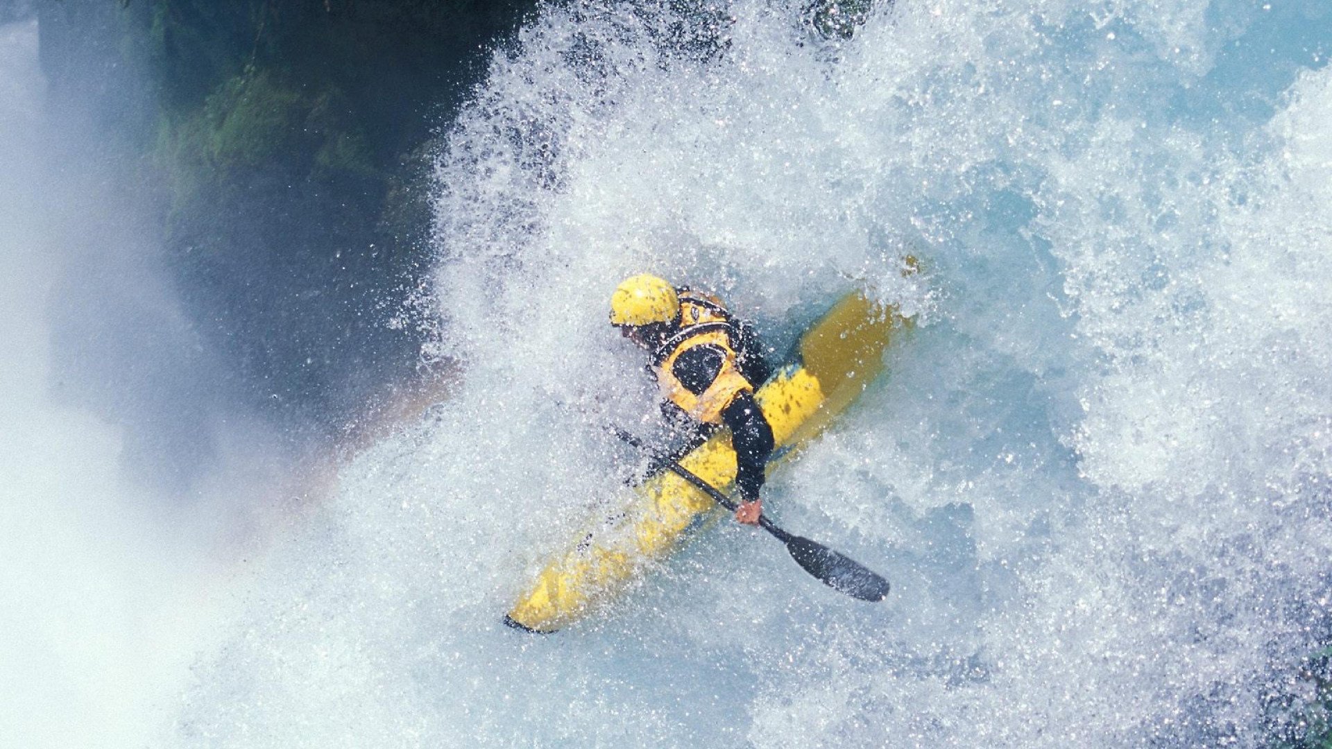 国际米兰三线站位紧凑形成防守铁墙，国际米兰的阵型