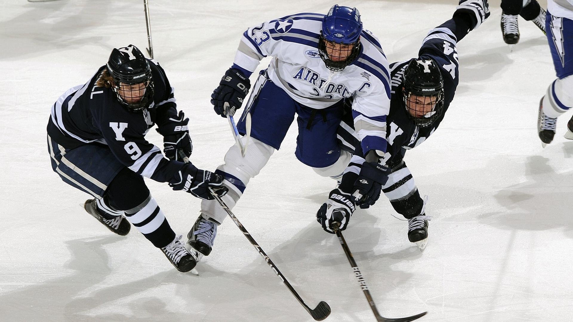 拜仁双后腰拦截覆盖能力极强，拜仁套后腰